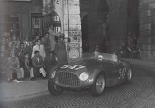 Giannino Marzotto vince per la seconda volta la Mille Miglia nel 1953 alla guida della Ferrari 340 MM.